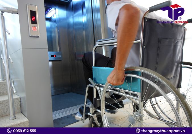 Người khuyết tật sử dụng thang máy