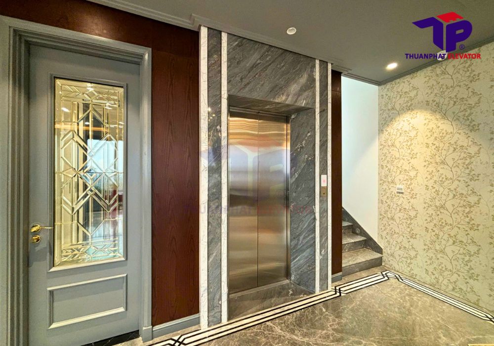 Phân biệt thang máy cửa lùa và thang máy cửa mở tự động từ tâm 1 thang may cua mo tam