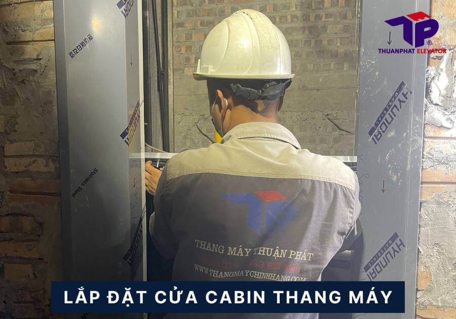 Cách Lắp Đặt Thang Máy Gia Đình Chuẩn Kỹ Thuật 5 Lắp đặt cửa cabin thang máy