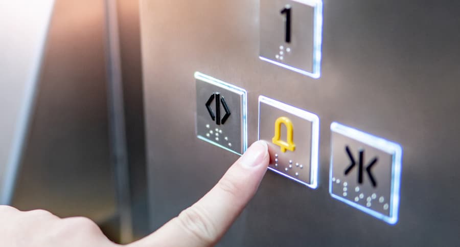 Sử dụng nút chuông hoặc nút liên lạc khẩn cấp
